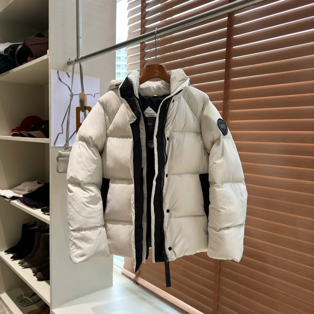 P780 Style No. Y110 𝗖𝗔𝗡𝗔𝗗𝗔 𝗚𝗢𝗢𝗦𝗘｜Canada Goose 𝗝𝘂𝗻𝗰𝘁𝗶𝗼𝗻Capsule Short Down Jacket/Ouyang Nana Generation 𝗦𝗶𝘇𝗲: 𝗫𝗦 𝗦 𝗠 𝗟 𝗫𝗟 Product color: black, white